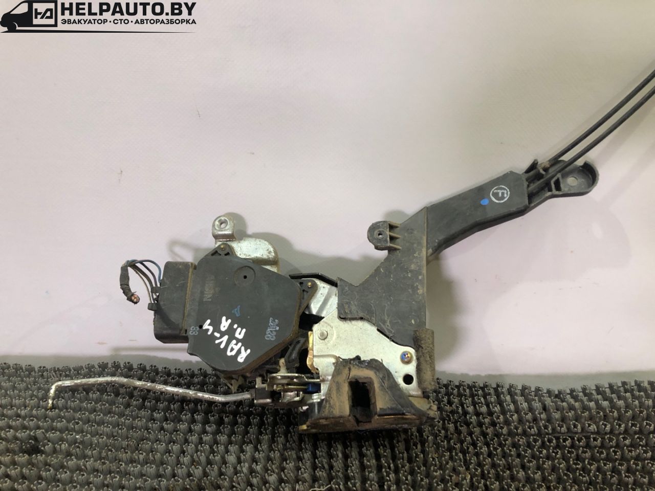 замок двери передней правой Toyota RAV4 2 поколение (XA20) 2002, 2.0 л., дизель, МКПП, серебристый, седан - фото №1