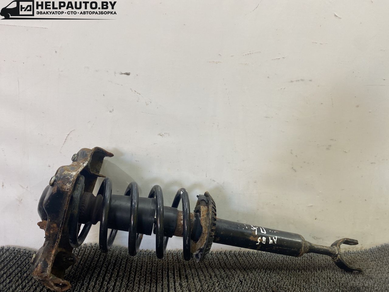 стойка передняя левая Audi A4 B5 1999, 1.8 л., бензин, АКПП, черный, универсал, передний привод - фото №1