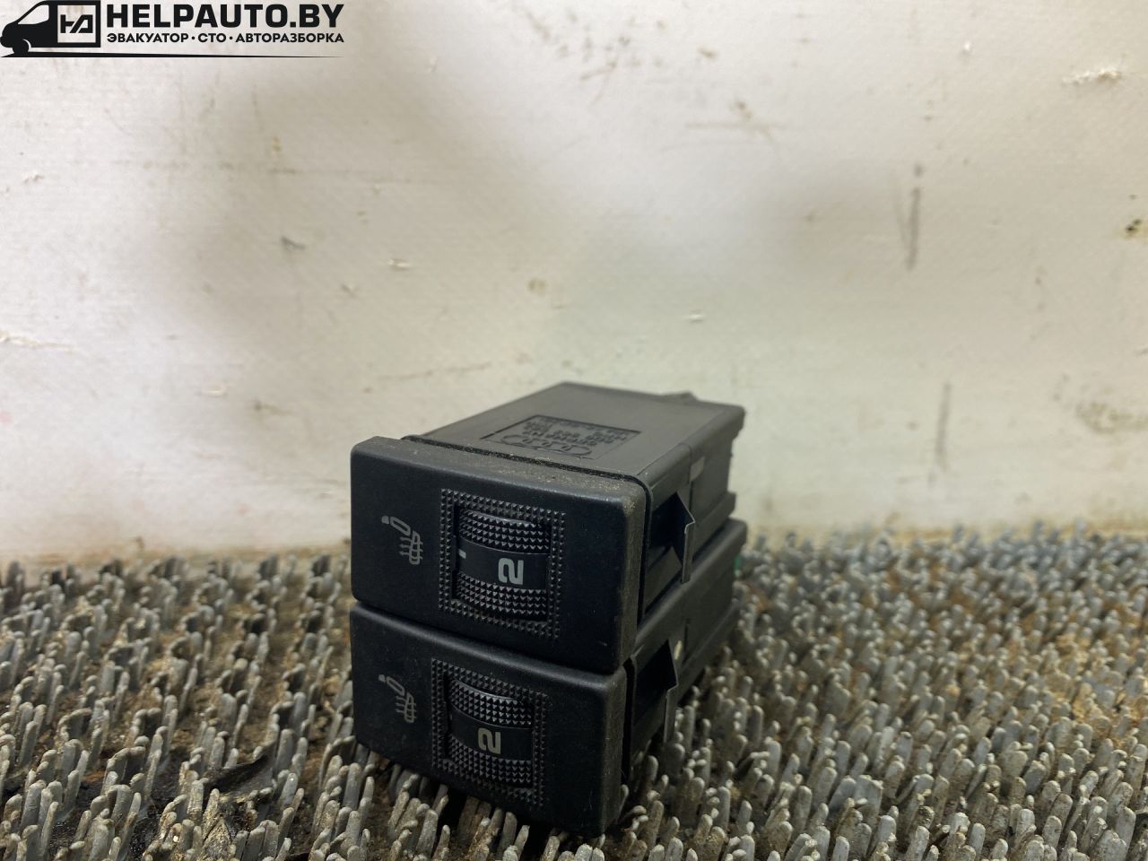 кнопка обогрева сидений Audi A4 B5 1999, 1.8 л., бензин, АКПП, черный, универсал, передний привод - фото №1