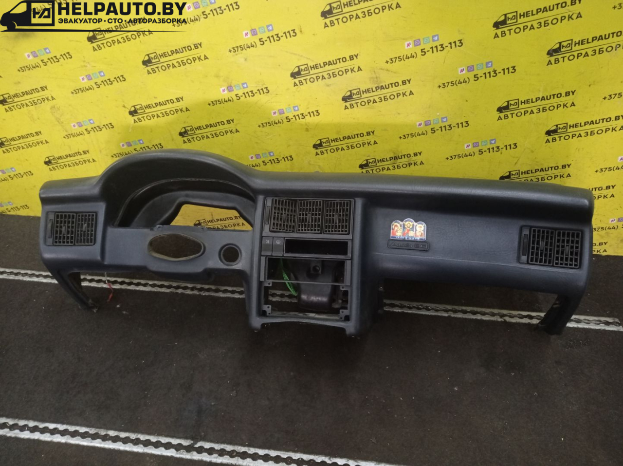 панель передняя салона (торпедо) Audi 80 B3 1988, 1.9 л., 1Y, дизель, МКПП, серебро, седан, передний привод - фото №1