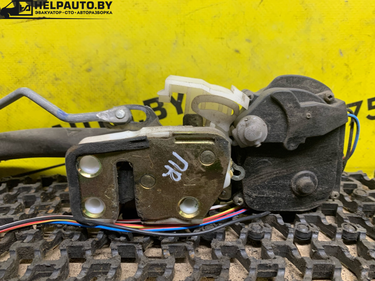 замок двери передней правой Rover 400 Series 2 поколение 1998, 1.6 л., бензин, МКПП, бордовый, седан, передний привод - фото №1