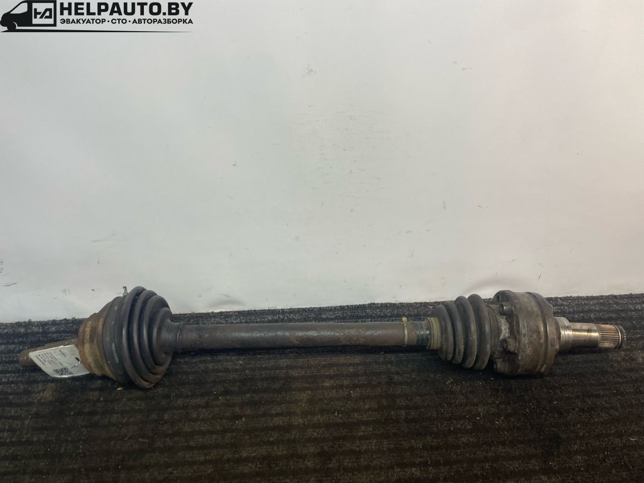 полуось передняя левая (приводной вал, ШРУС) Volkswagen Passat B3 1988, 1.8 л., бензин, МКПП, белый, седан, передний привод - фото №1