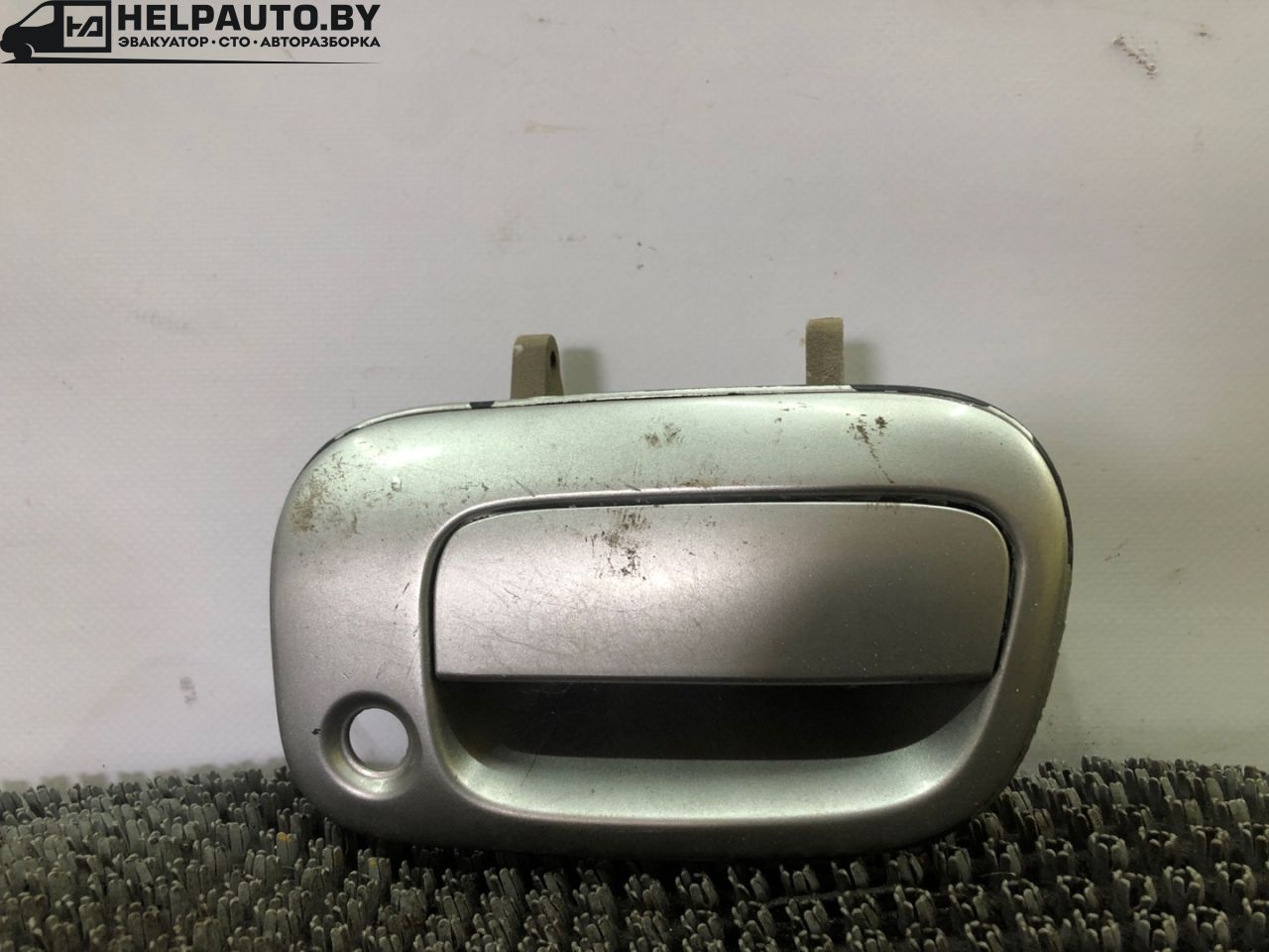 ручка открывания багажника Toyota RAV4 2 поколение (XA20) 2002, 2.0 л., дизель, МКПП, серебристый, седан - фото №1