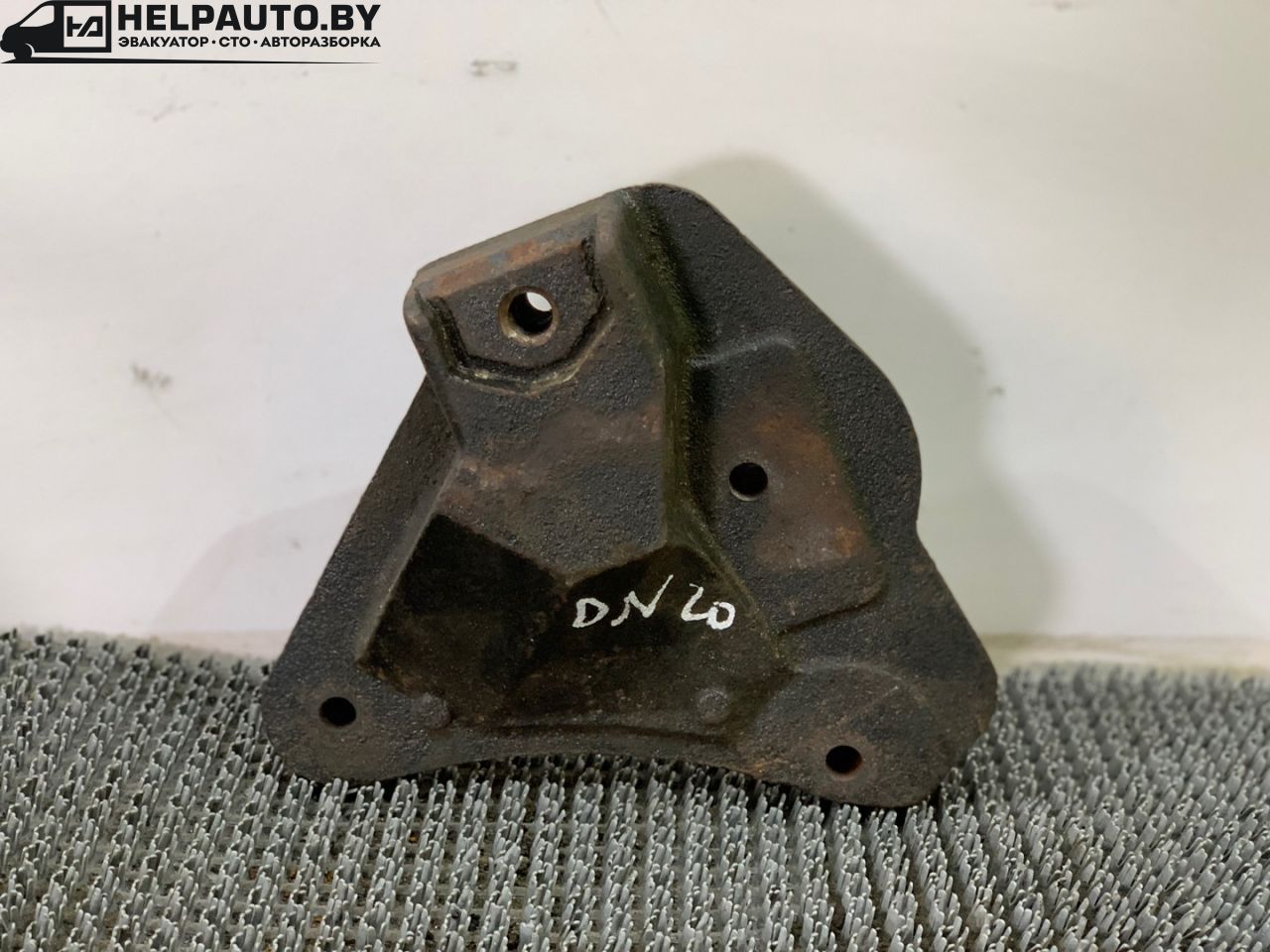 кронштейн двигателя Dodge Neon 1 поколение 1998, 2.0 л., бензин, АКПП, зеленый, седан, передний привод - фото №1
