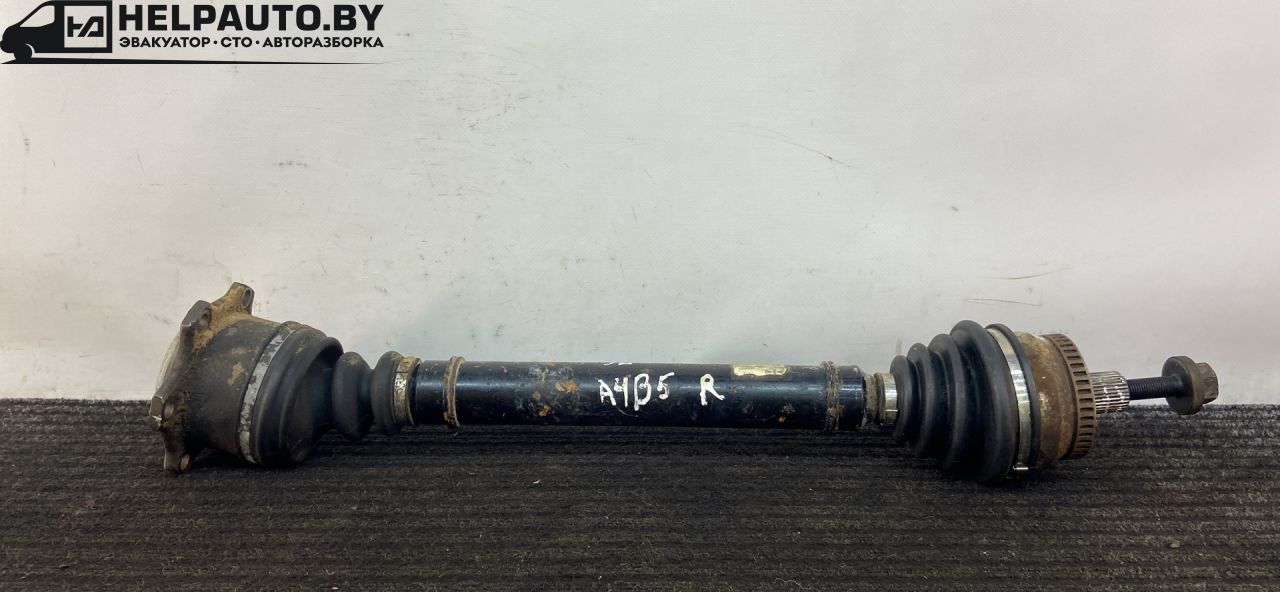 полуось передняя правая (приводной вал, ШРУС) Audi A4 B5 1999, 1.8 л., бензин, АКПП, черный, универсал, передний привод - фото №1