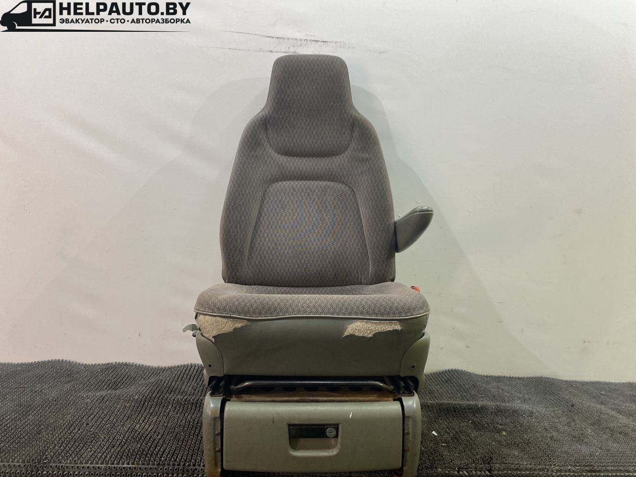 сиденье переднее Plymouth Voyager 3 поколение 1998, 2.4 л., бензин, АКПП, зелёный, минивэн, передний привод - фото №1