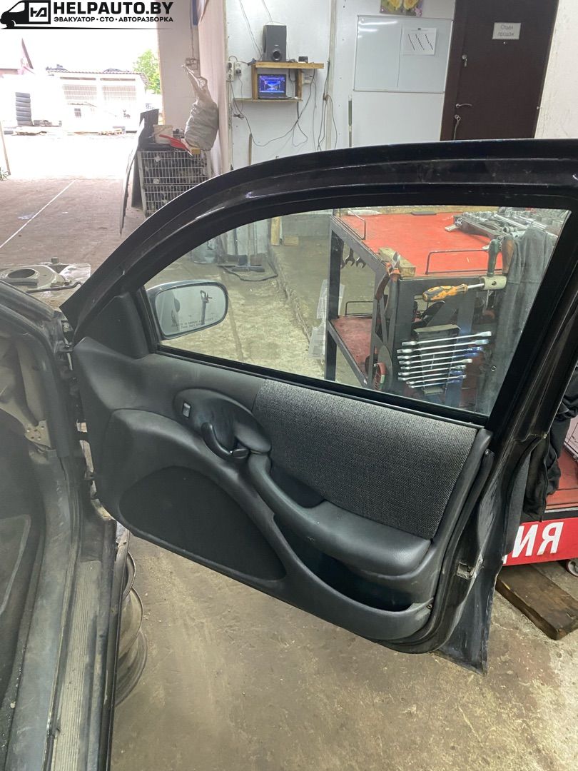 обшивка двери передняя правая Pontiac Sunfire 1 поколение 1999, 2.2 л., бензин, АКПП, черный, передний привод - фото №1