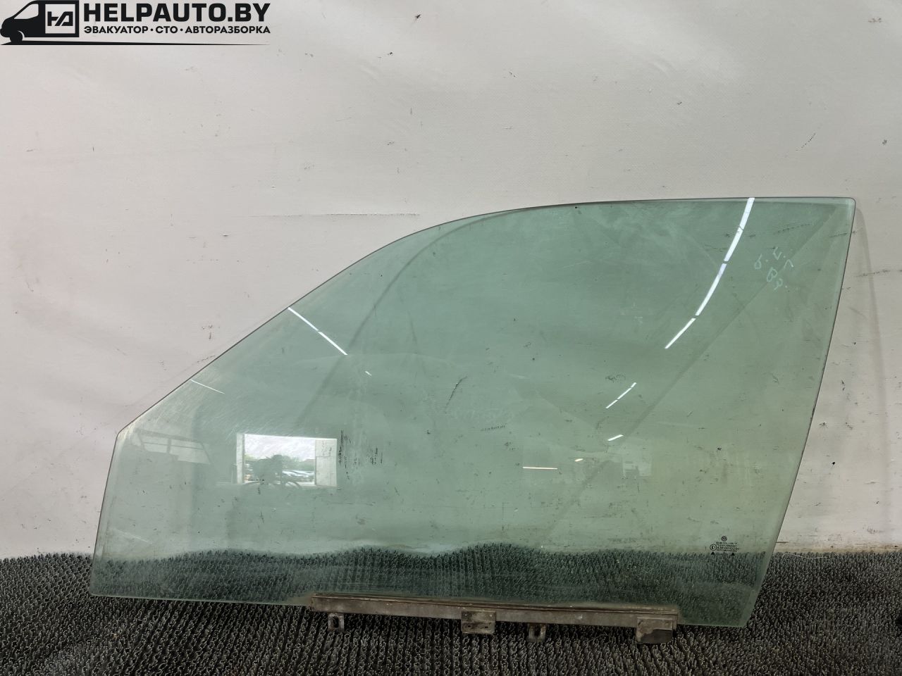 стекло двери передней левой Volkswagen Passat B3 1988, 1.8 л., бензин, МКПП, белый, седан, передний привод - фото №1