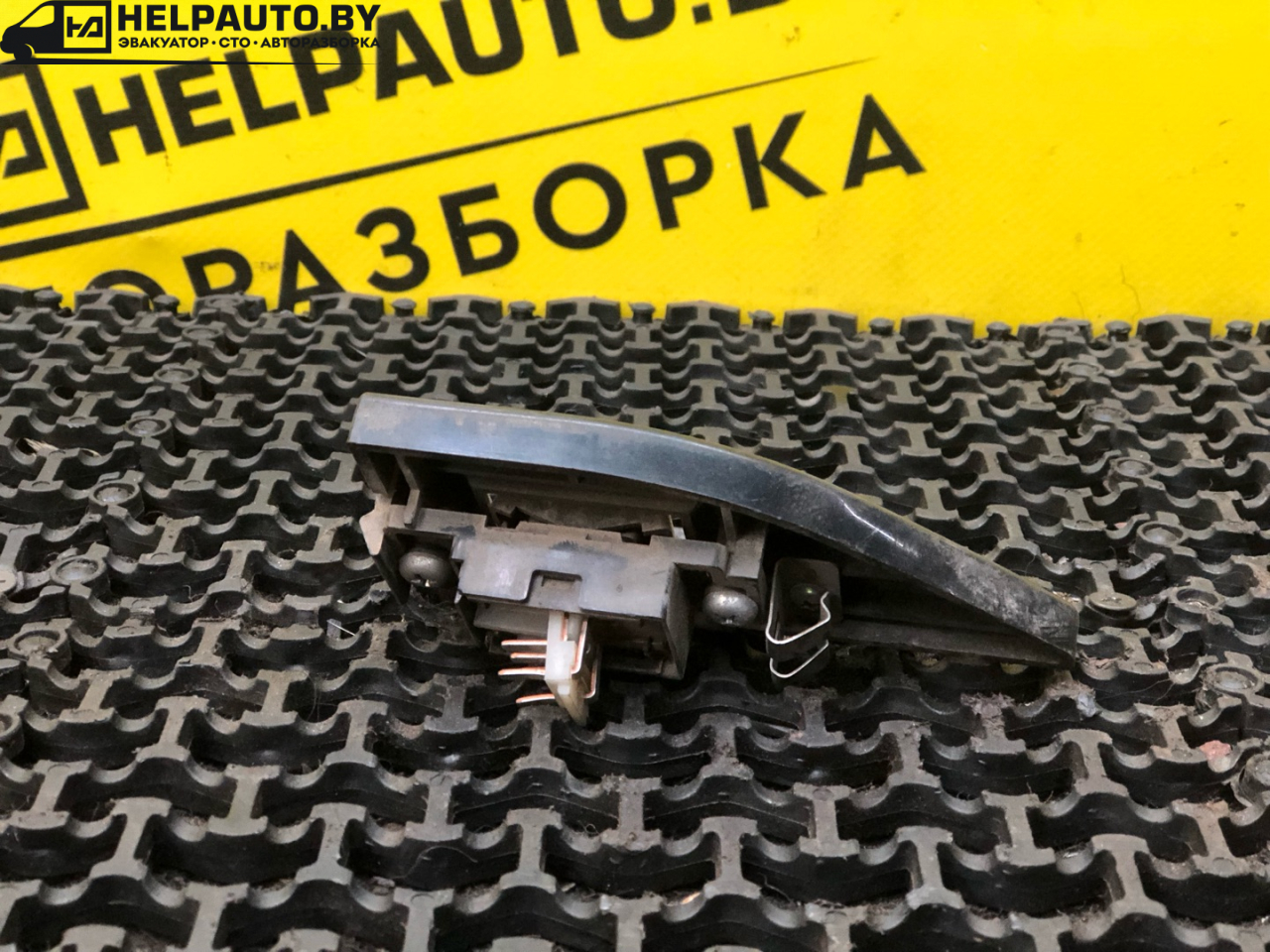 кнопка стеклоподъемника двери задней левой Nissan Bluebird U12 1989, универсал, передний привод - фото №1