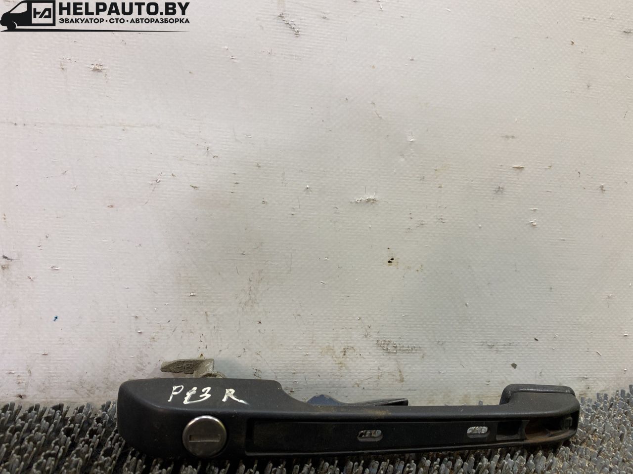 ручка наружная Volkswagen Polo 2 поколение 1990, 1.3 л., бензин, МКПП, синий, хетчбэк 3 дв., передний привод - фото №1