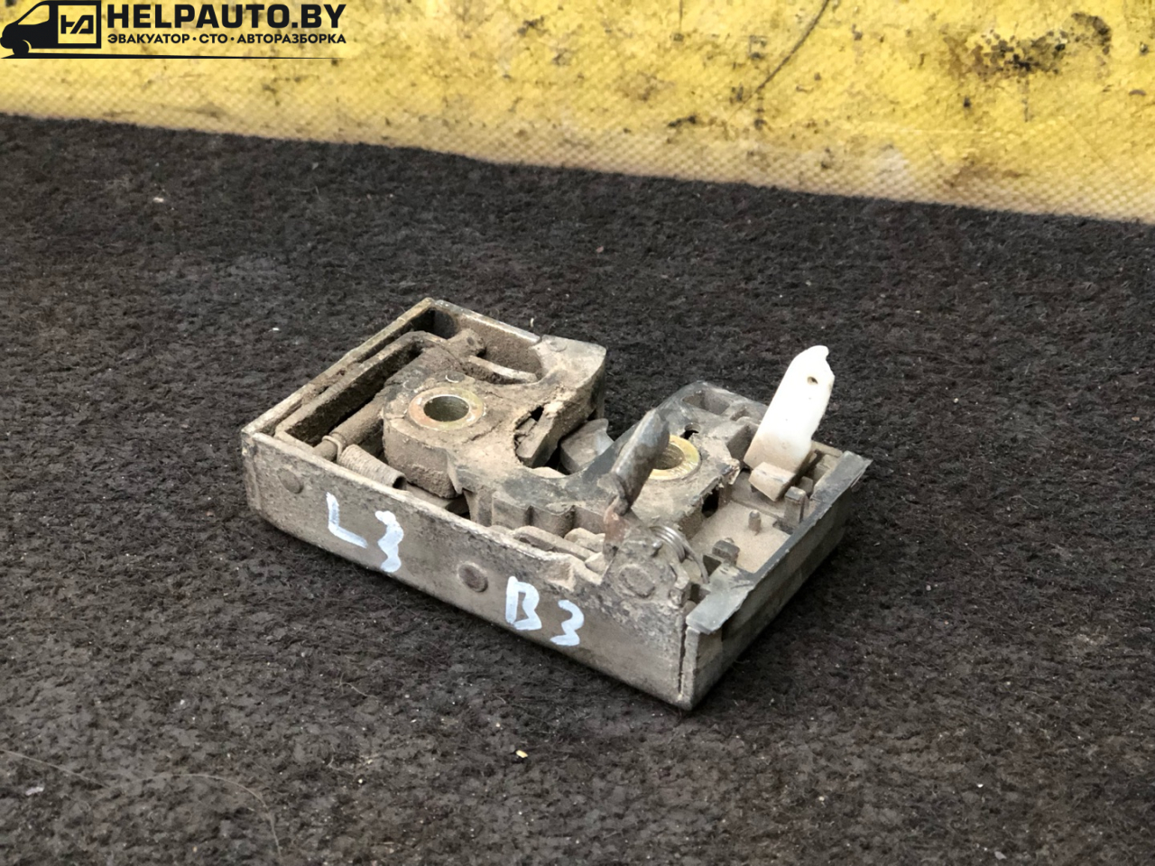замок двери задней левой Volkswagen Passat B3 1988, 1.8 л., бензин, МКПП, белый, седан, передний привод - фото №1