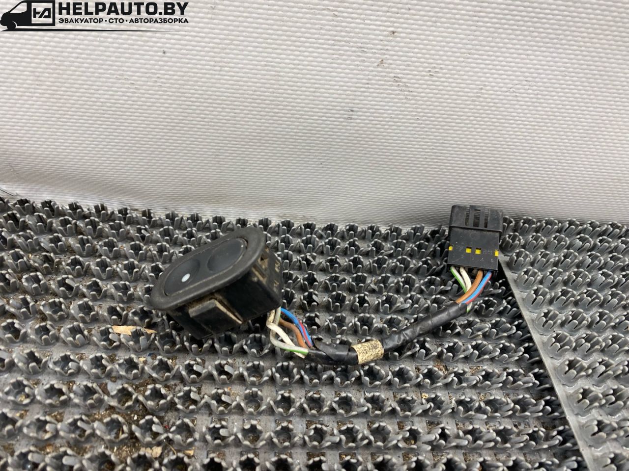 кнопка стеклоподъемника двери передней правой Opel Corsa B 1993, 1.6 л., бензин, МКПП, седан, передний привод - фото №1