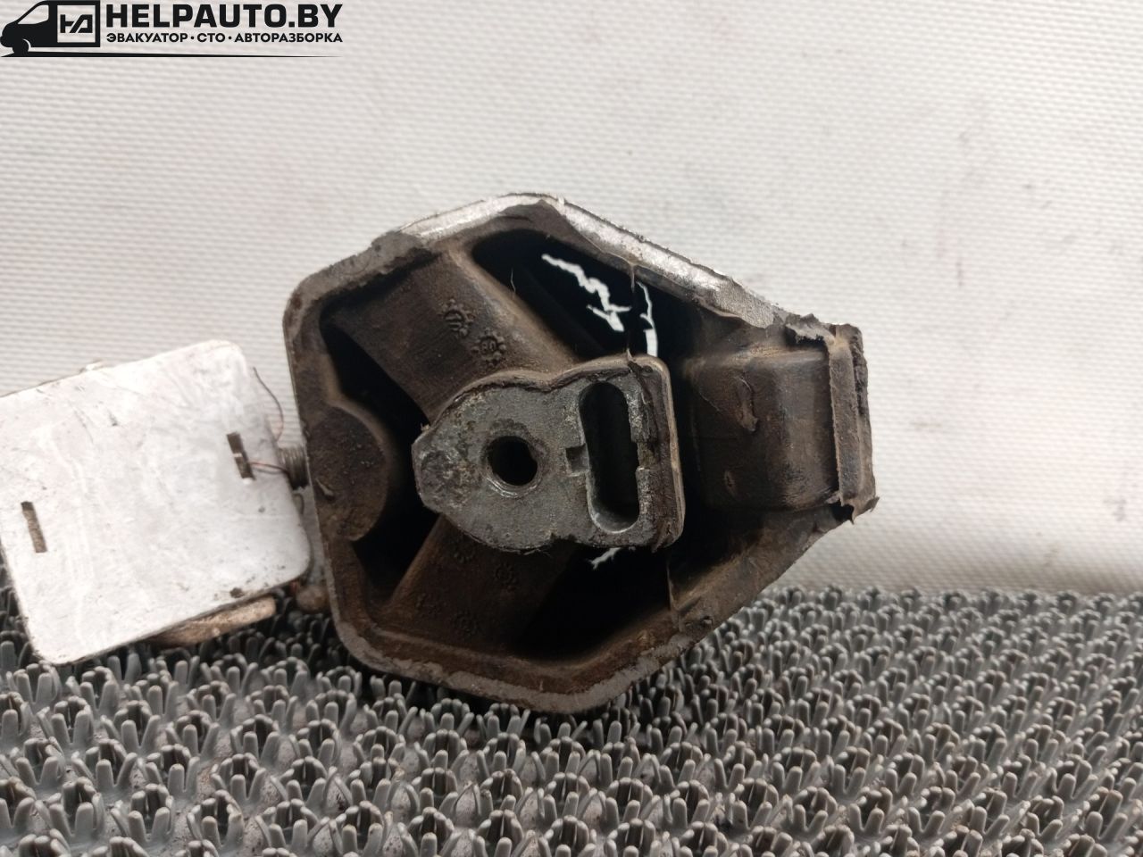 подушка крепления двигателя Audi 100 4A/C4 1992, 2.3 л., NF, бензин, МКПП, синий, седан - фото №1
