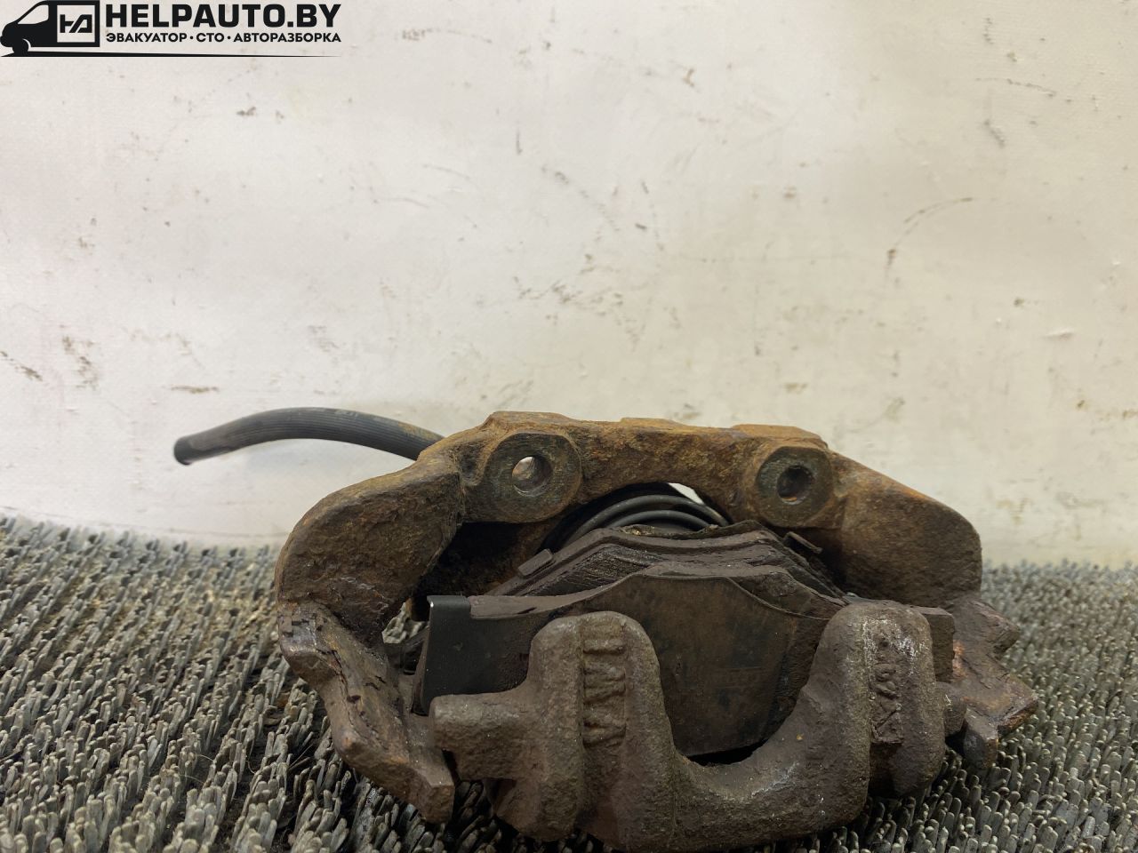 суппорт передний левый Volkswagen Polo 2 поколение 1990, 1.3 л., бензин, МКПП, синий, хетчбэк 3 дв., передний привод - фото №1