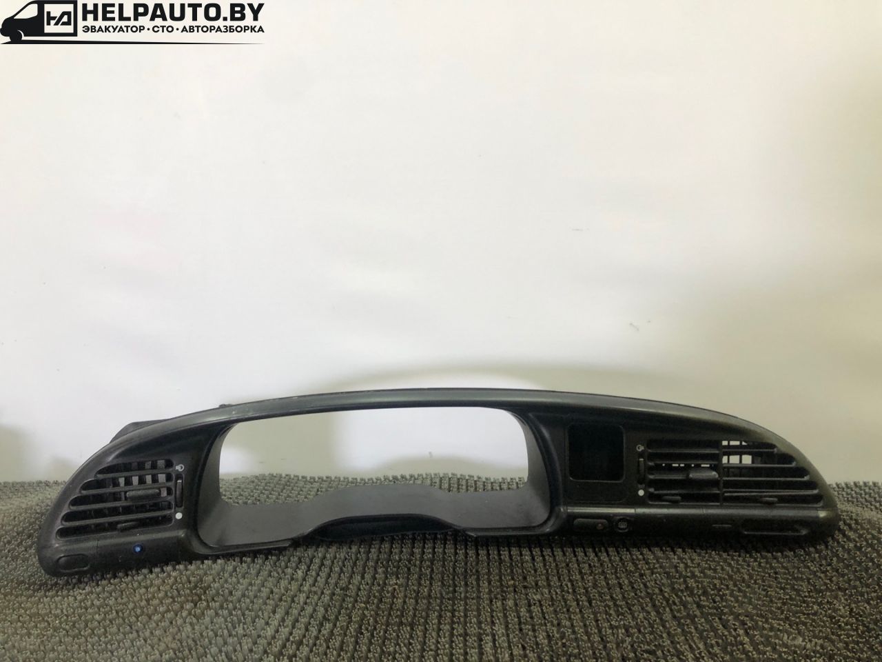 рамка панели приборов Ford Mondeo 1 поколение 1996, 2.0 л., бензин, МКПП, серебристый, седан, передний привод - фото №1