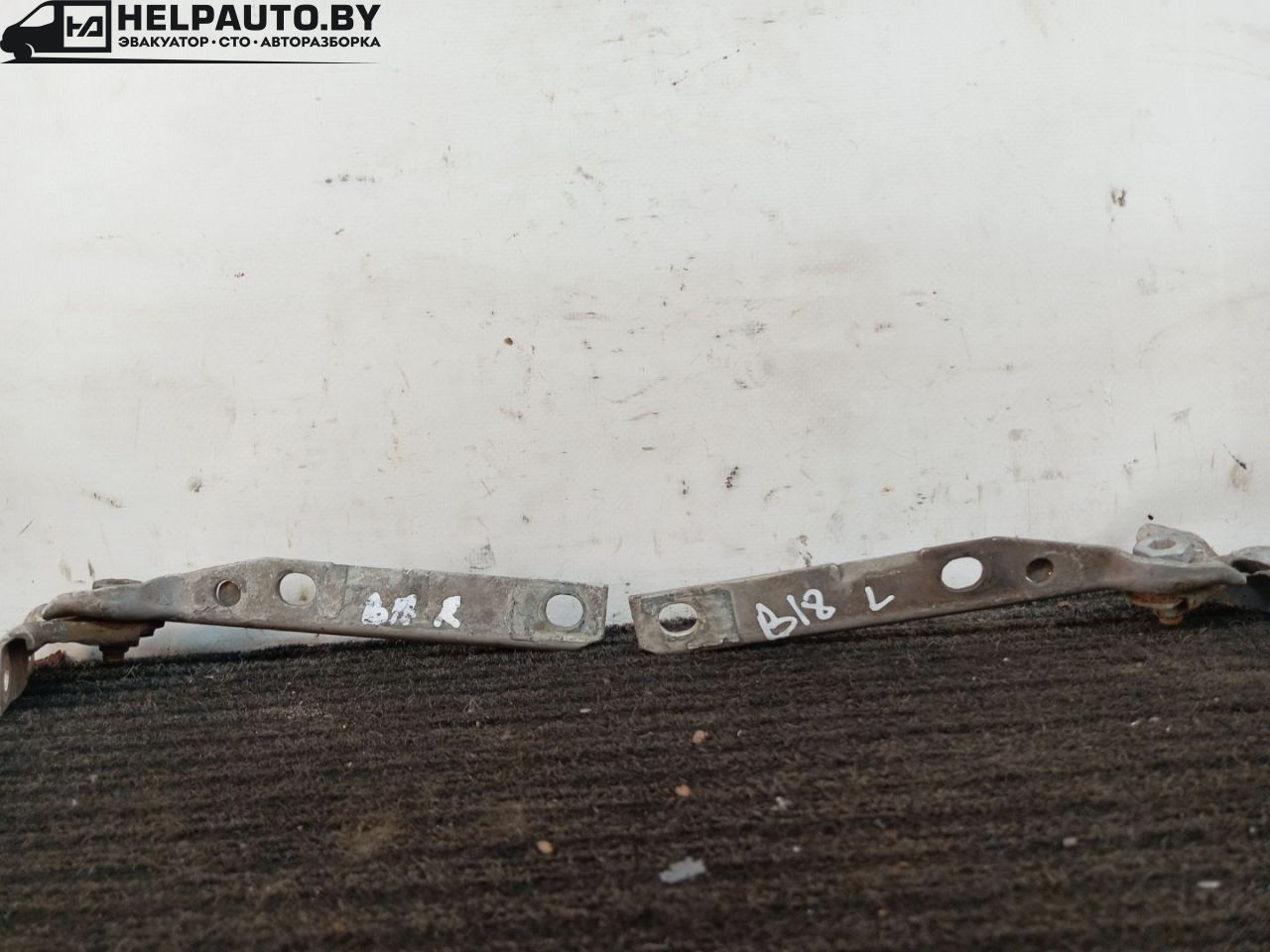 петля капота левая Audi 80 B3 89/B3 1991, 1.8 л., бензин, МКПП, серебристый, седан, передний привод - фото №1