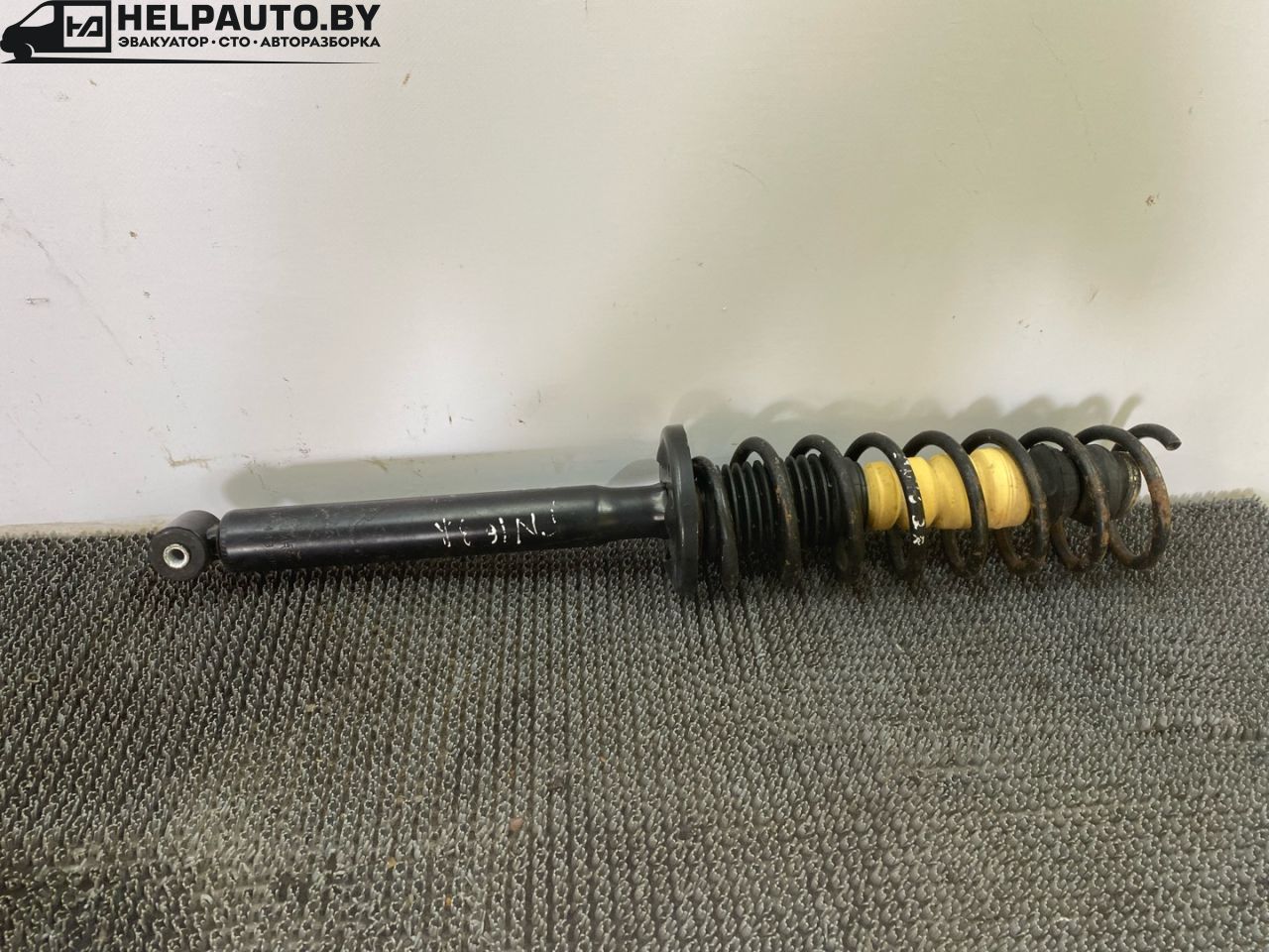 стойка задняя Volkswagen Santana 1 поколение 1988, 1.6 л., бензин, синий, передний привод, 443209 - фото №1