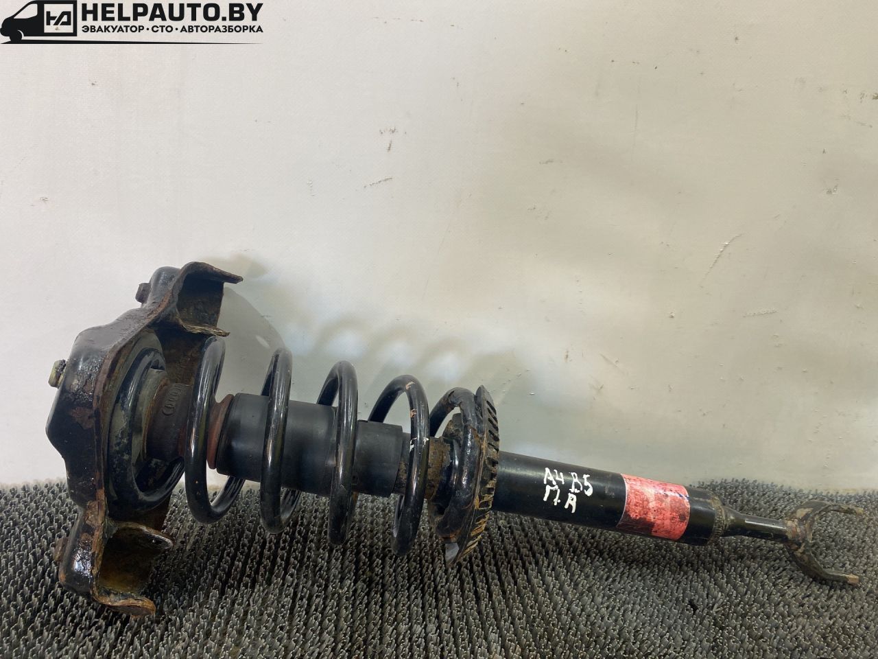 стойка передняя правая Audi A4 B5 1999, 1.8 л., бензин, АКПП, черный, универсал, передний привод - фото №1