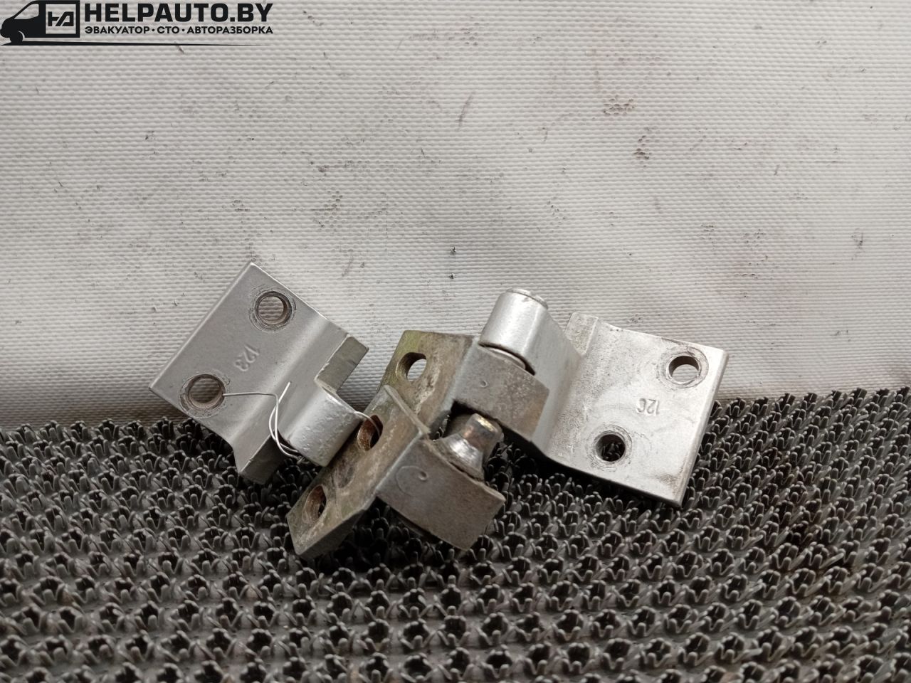 петля двери Peugeot 406 1 поколение 1997, 1.9 л., дизель, МКПП, серебро, седан, передний привод - фото №1