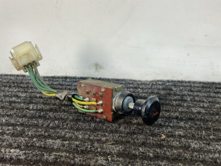 кнопка аварийной сигнализации Mitsubishi L300 1 поколение 1985, 2.3 л., 4D55, дизель, 4МКПП, желтый, микроавтобус, задний привод, 840538