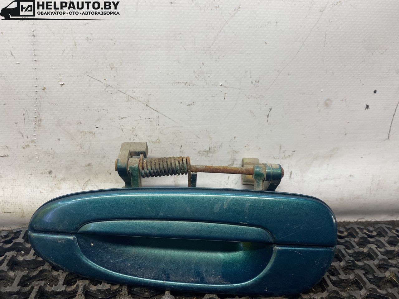 ручка наружная задняя левая Mazda 626 GF 1997, 2.0 л., дизель, МКПП, зелёный, седан, передний привод - фото №1