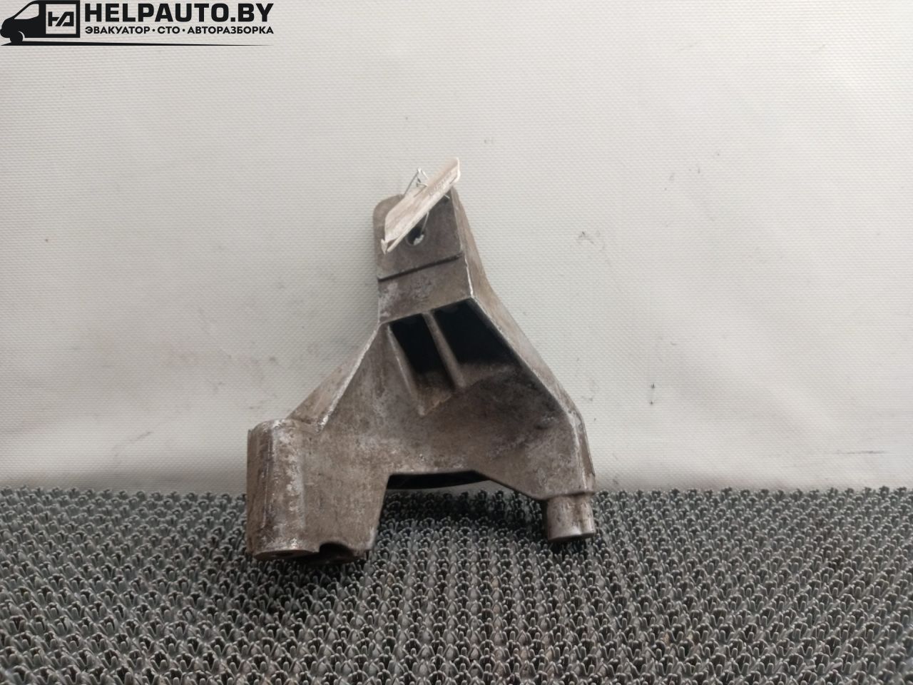 кронштейн КПП Audi 100 С3 1985, 1.8 л., бензин, 5МКПП, серый, седан, передний привод - фото №1
