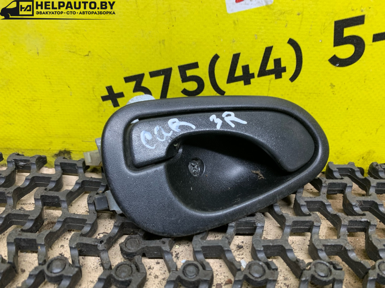 ручка внутренняя задняя правая Mitsubishi Carisma 1 поколение (1995 - 1999), 1.8 л., 4G93 (GDI), бензин, МКПП, серебро, хетчбэк 5 дв., передний привод - фото №1