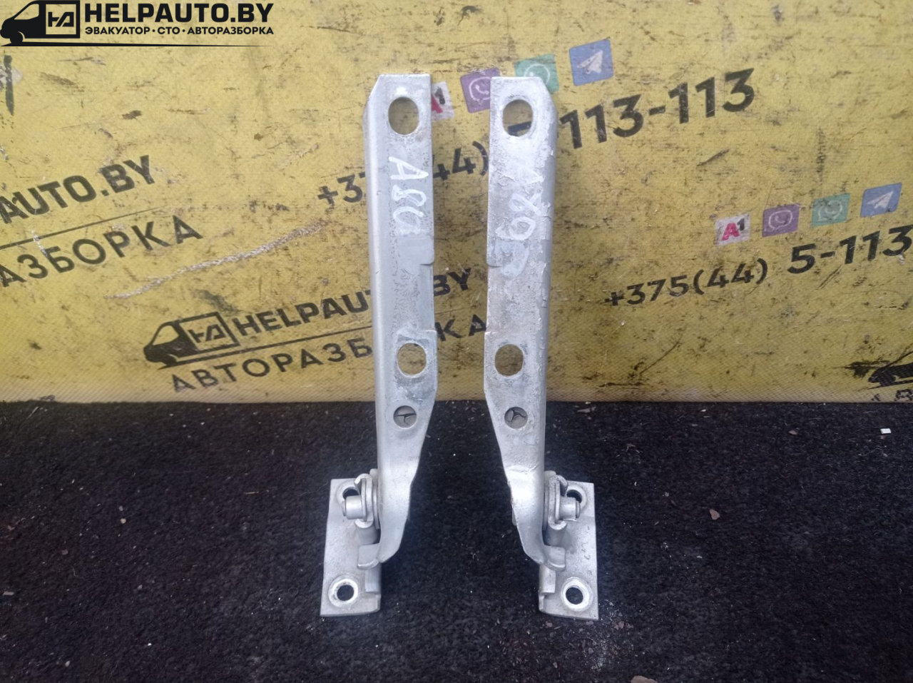 петля капота Audi 80 B3 1988, 1.9 л., 1Y, дизель, МКПП, серебро, седан, передний привод - фото №1
