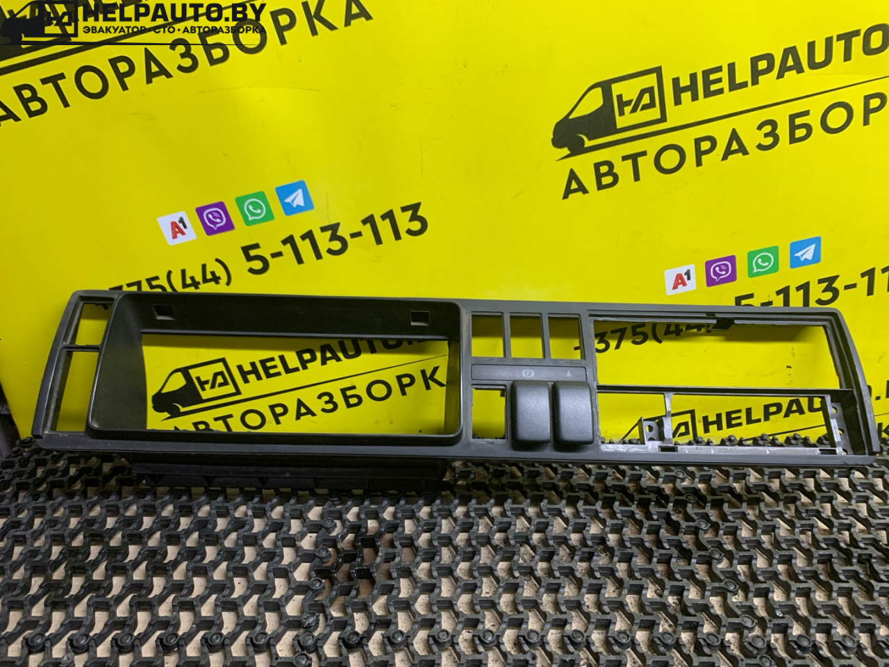 рамка панели приборов Volkswagen Golf 2 поколение 1990, 1.6 л., дизель, МКПП, черный, хетчбэк 3 дв., передний привод - фото №1