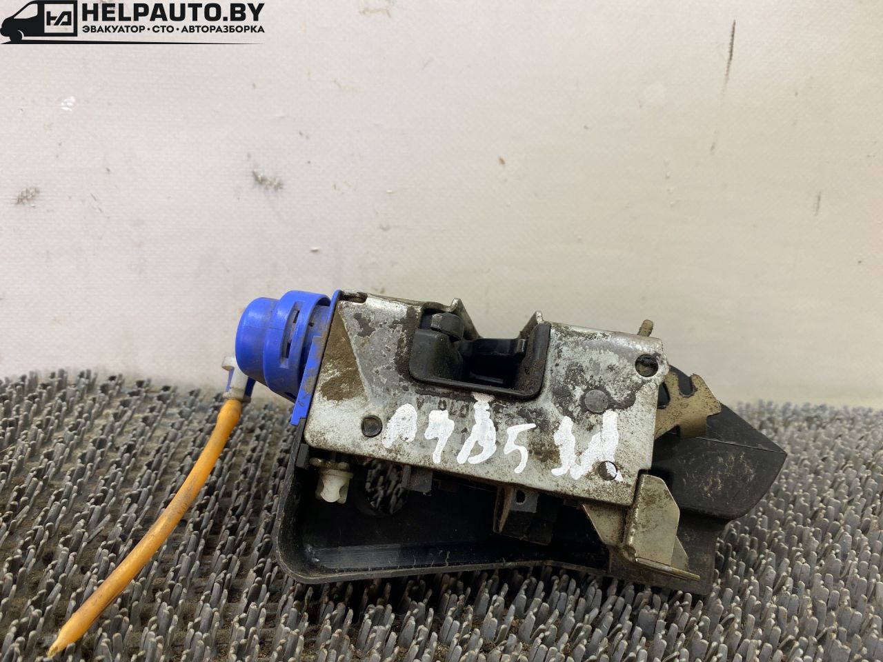 замок двери задней правой Audi A4 B5 1999, 1.8 л., бензин, АКПП, черный, универсал, передний привод - фото №1