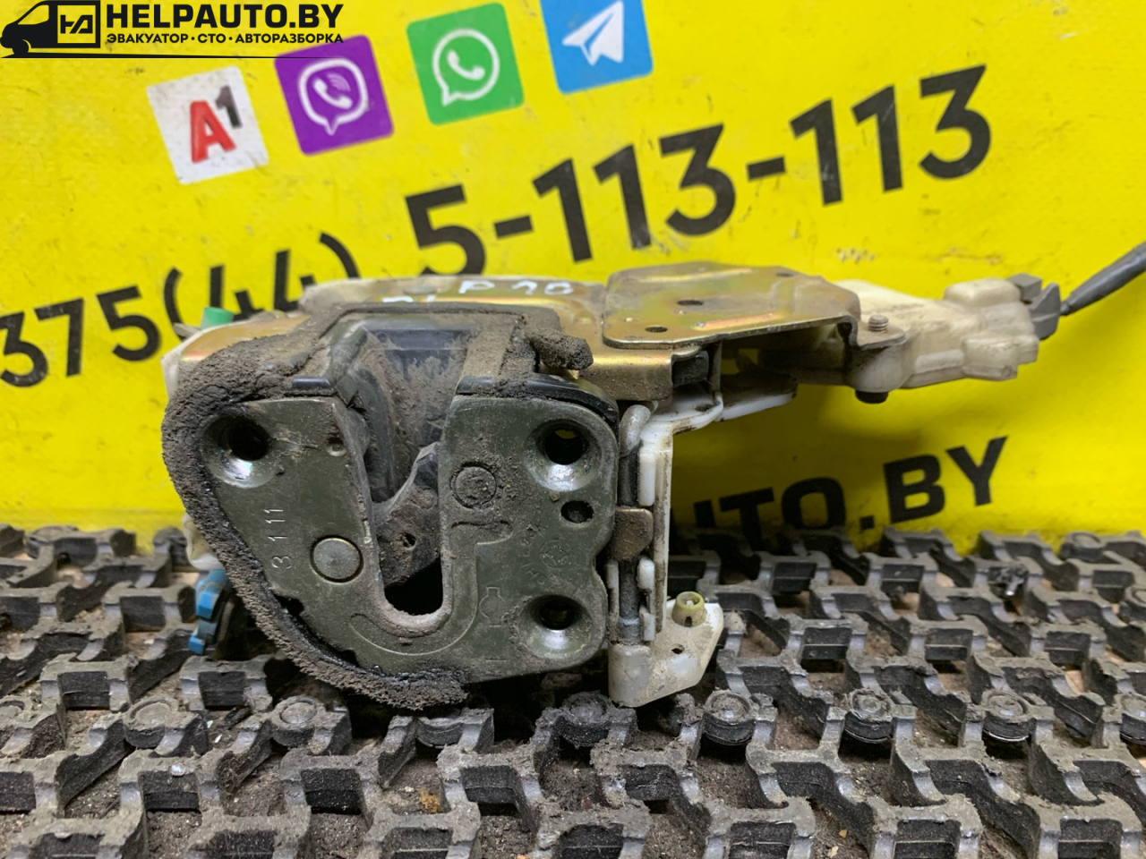 замок двери передней левой Nissan Primera P10 1996, 1.6 л., GA16DE, бензин, МКПП, бордовый, универсал - фото №1