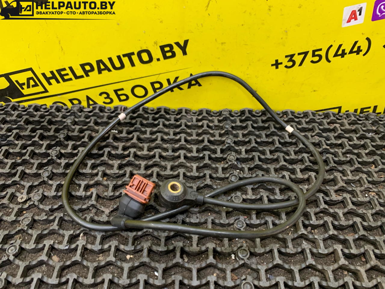 датчик детонации Volvo V40 1 поколение 1999, 2.0 л., B 4204 S, бензин, АКПП, синий, универсал, передний привод - фото №1