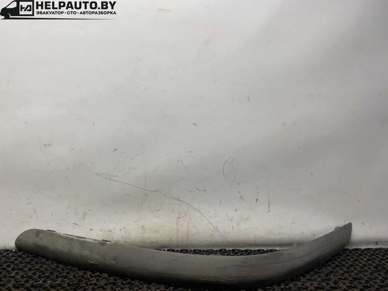 молдинг переднего бампера Mazda 626 GF 1997, 2.0 л., дизель, МКПП, зелёный, седан, передний привод - фото №1