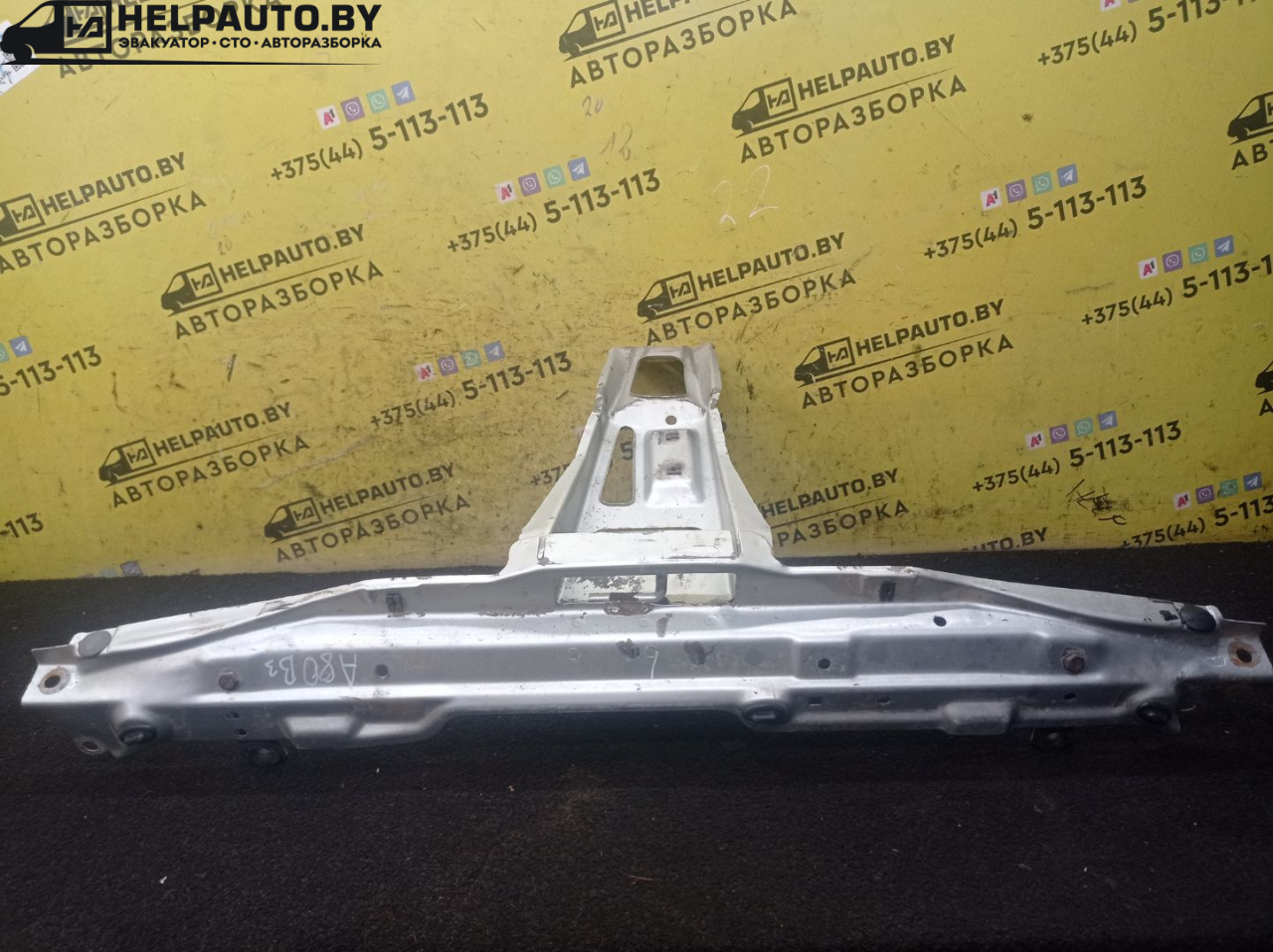 передняя панель крепления облицовки (телевизор) Audi 80 B3 1988, 1.9 л., 1Y, дизель, МКПП, серебро, седан, передний привод - фото №1