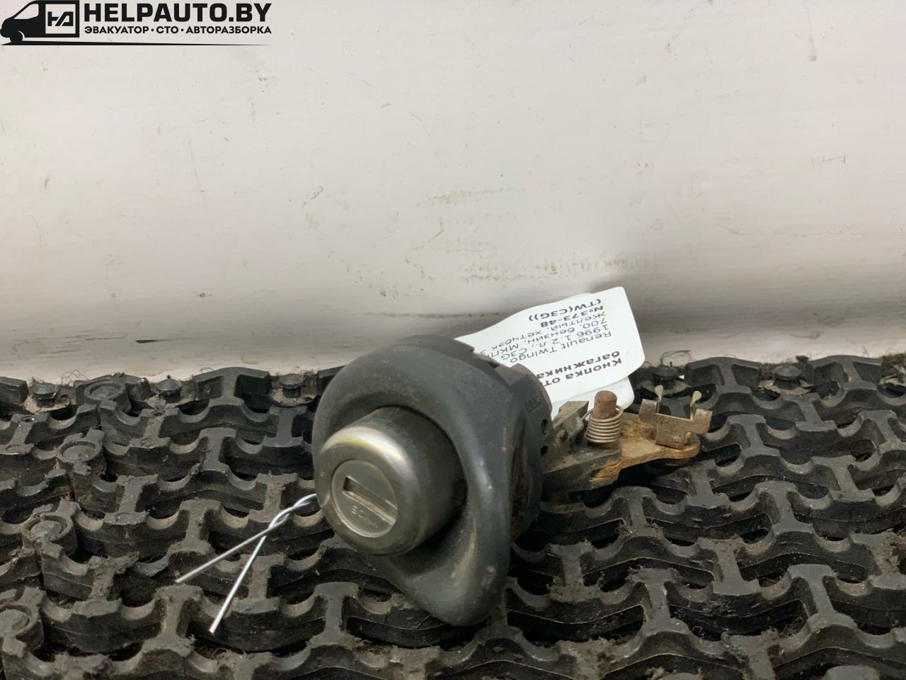 кнопка открытия багажника Renault Twingo 1 поколение 1996, 1.2 л., C3G 700, бензин, МКПП, желтый, хетчбэк 3 дв., передний привод - фото №1
