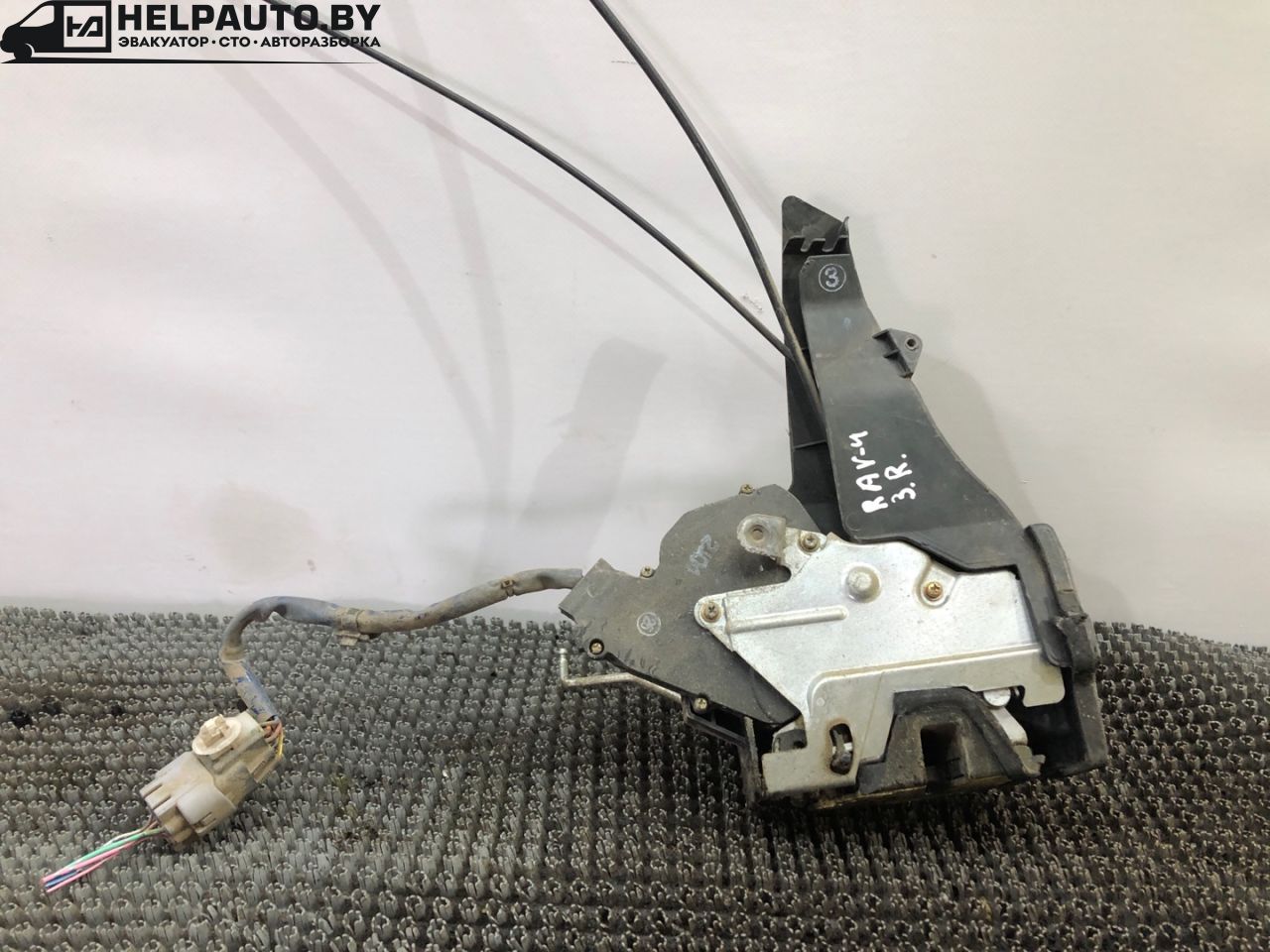 замок двери задней правой Toyota RAV4 2 поколение (XA20) 2002, 2.0 л., дизель, МКПП, серебристый, седан - фото №1