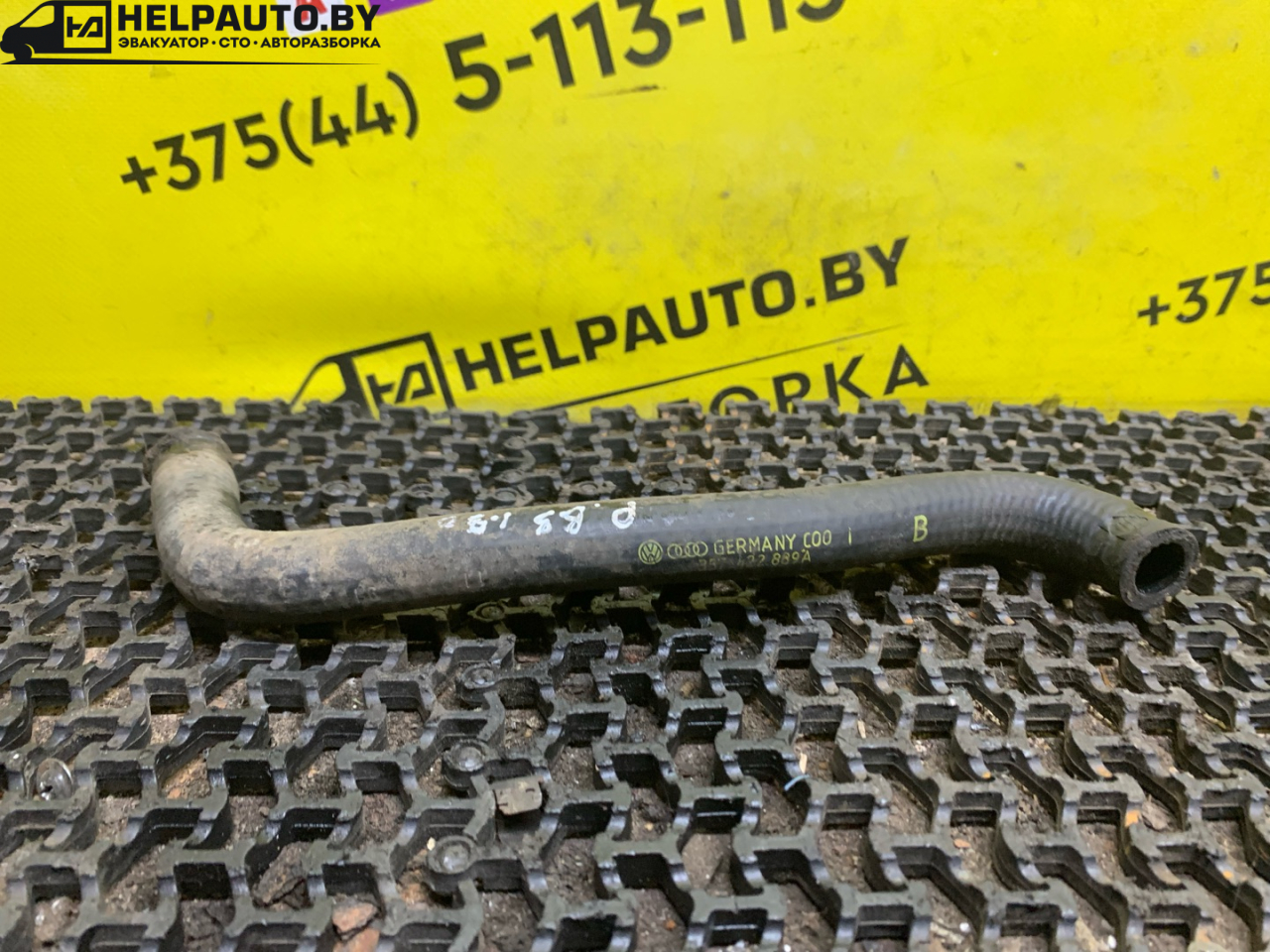 патрубок радиатора Volkswagen Passat B3 1993, 1.9 л., AAZ, дизель, 5МКПП, черный, универсал, передний привод - фото №1