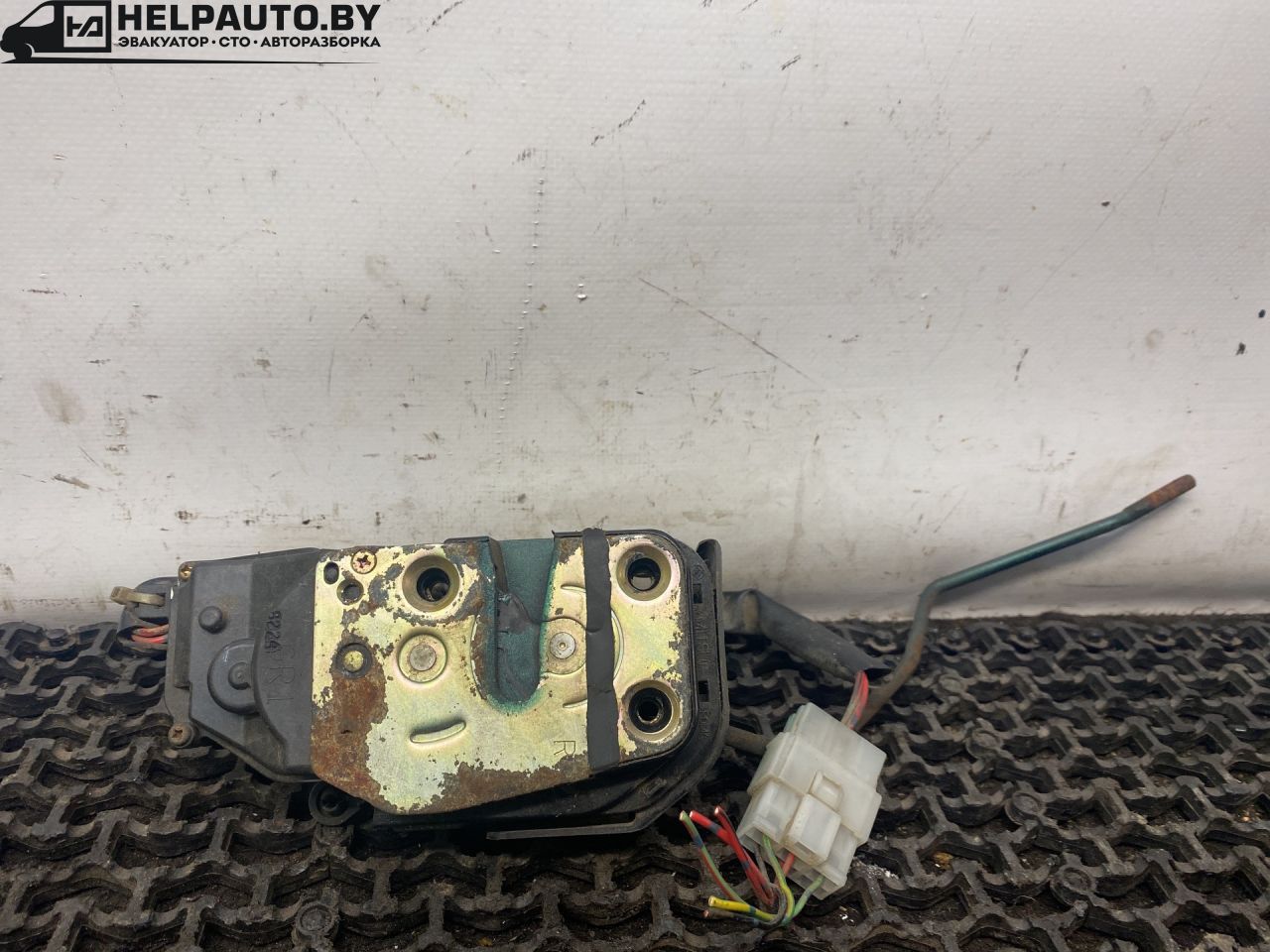 замок двери передней правой Mazda 626 GF 1997, 2.0 л., дизель, МКПП, зелёный, седан, передний привод - фото №1
