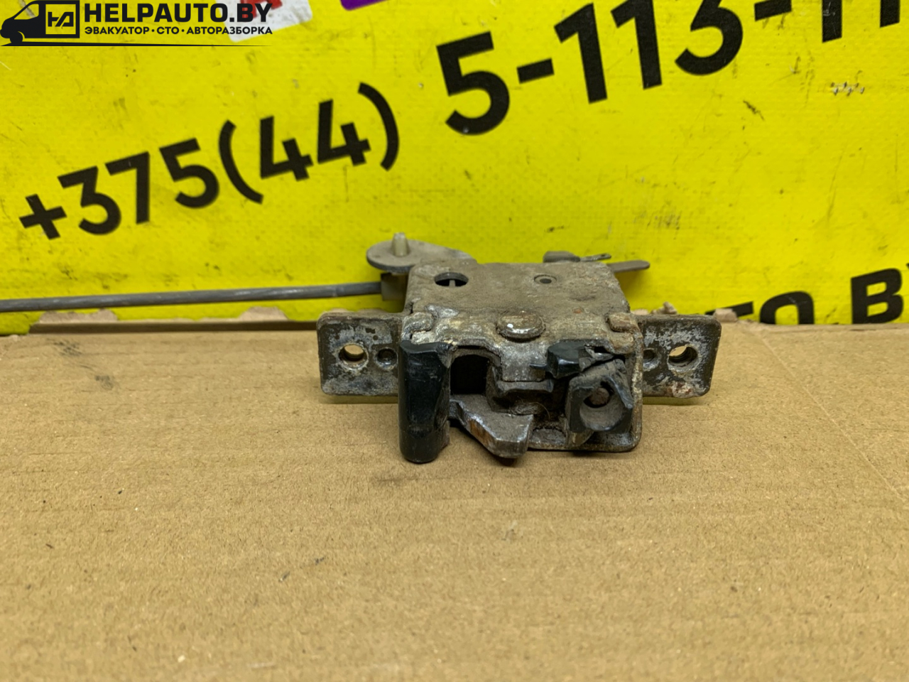 замок багажника Audi 100 С3 1986, 1.8 л., бензин, МКПП, белый, универсал, передний привод - фото №1