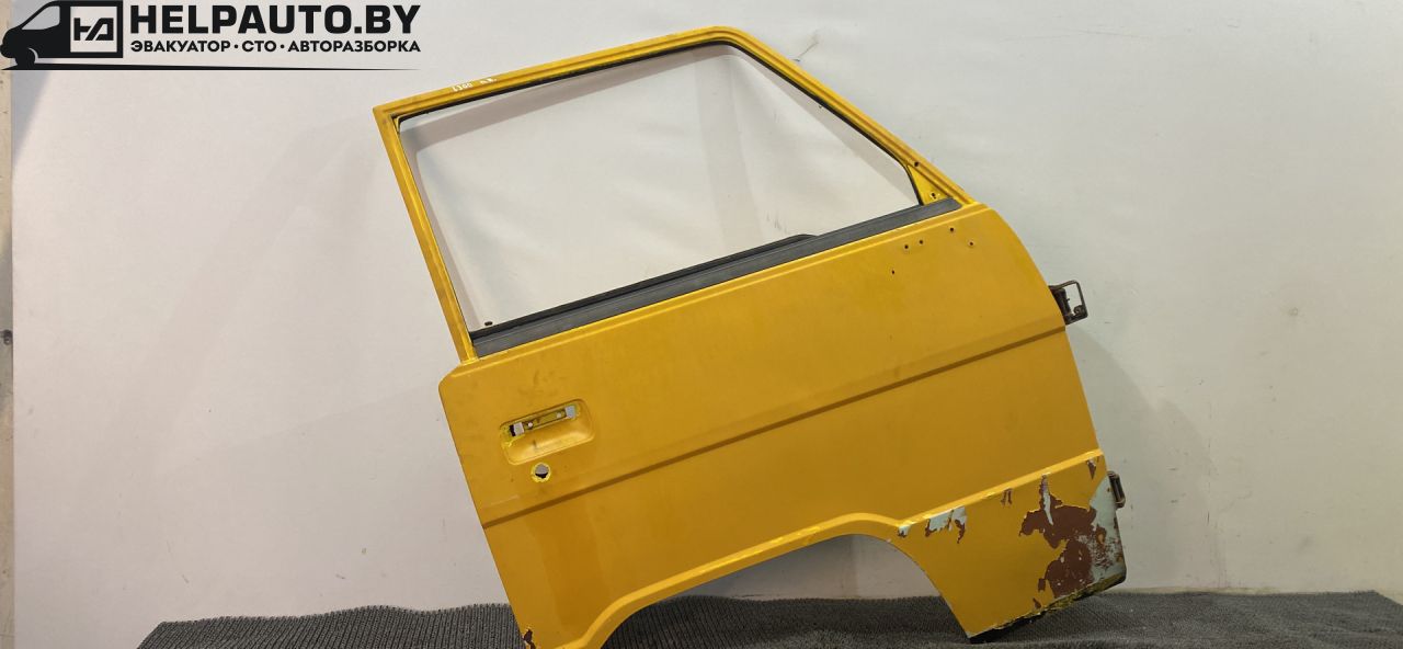 дверь передняя правая Mitsubishi L300 1 поколение 1985, 2.3 л., 4D55, дизель, 4МКПП, желтый, микроавтобус, задний привод - фото №1