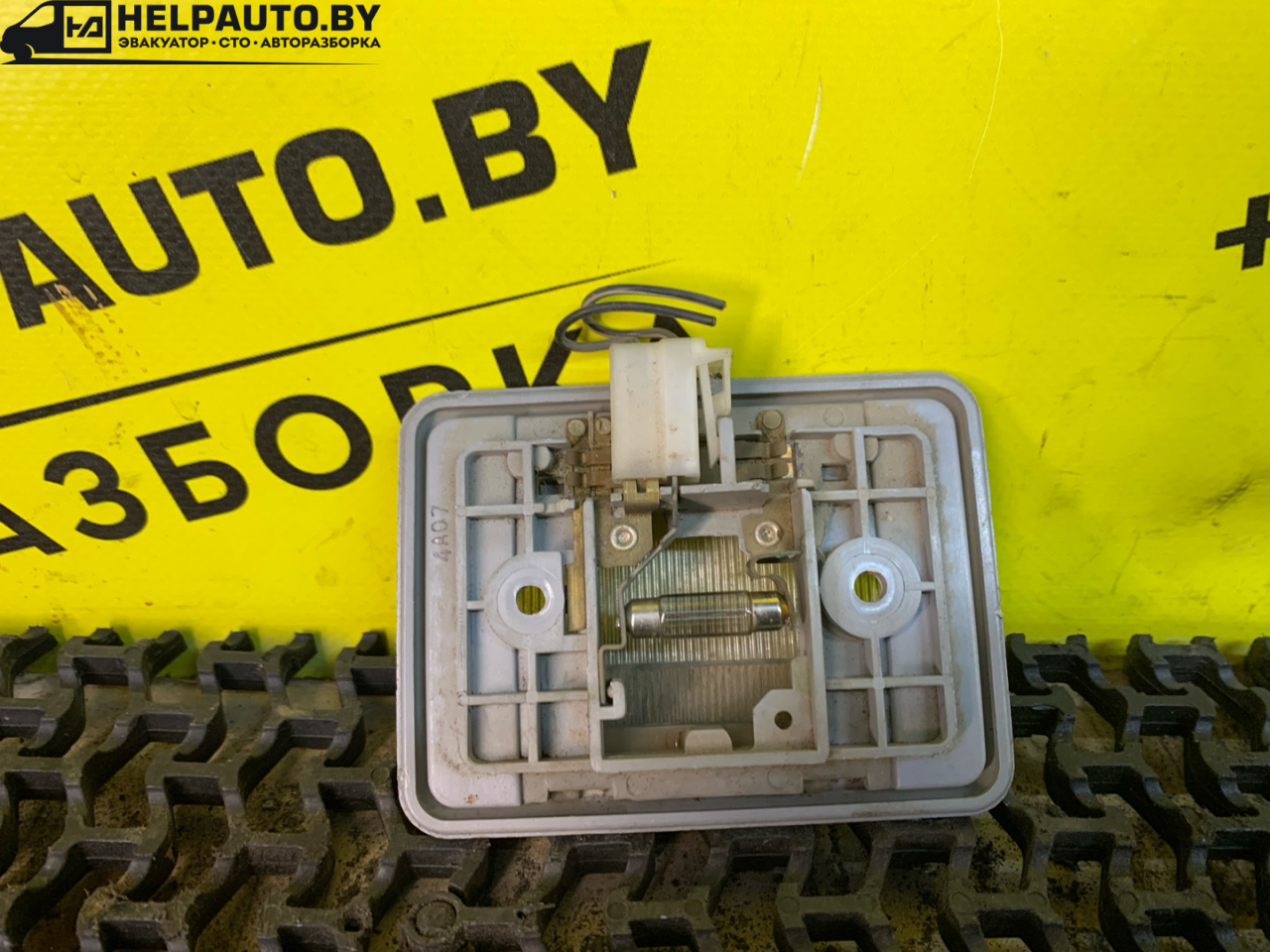 фонарь салона (плафон) Mitsubishi Lancer 7 поколение 1997, 1.6 л., 4G92 (DOHC 16V), бензин, МКПП, синий, универсал, передний привод - фото №1