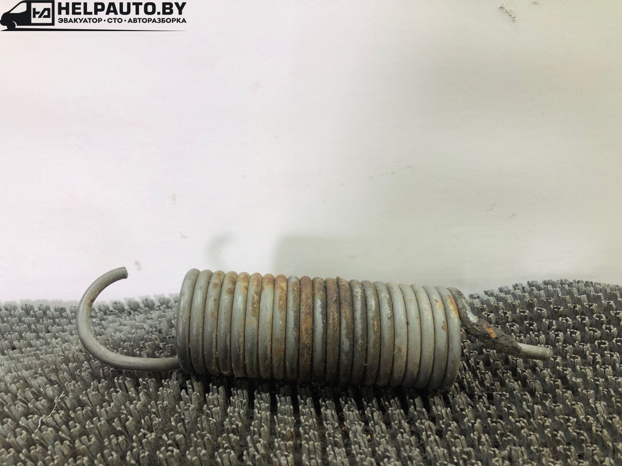 пружина петли капота Volvo S70 1 поколение 2000, 2.5 л., D 5252 T, дизель, МКПП, черный, седан, передний привод - фото №1