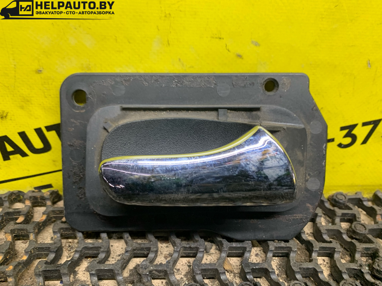 ручка внутренняя передняя правая Opel Vectra B 1996, 1.7 л., X 17 DT (TC4EE1), дизель, МКПП, серебро, хетчбэк 5 дв., передний привод - фото №1
