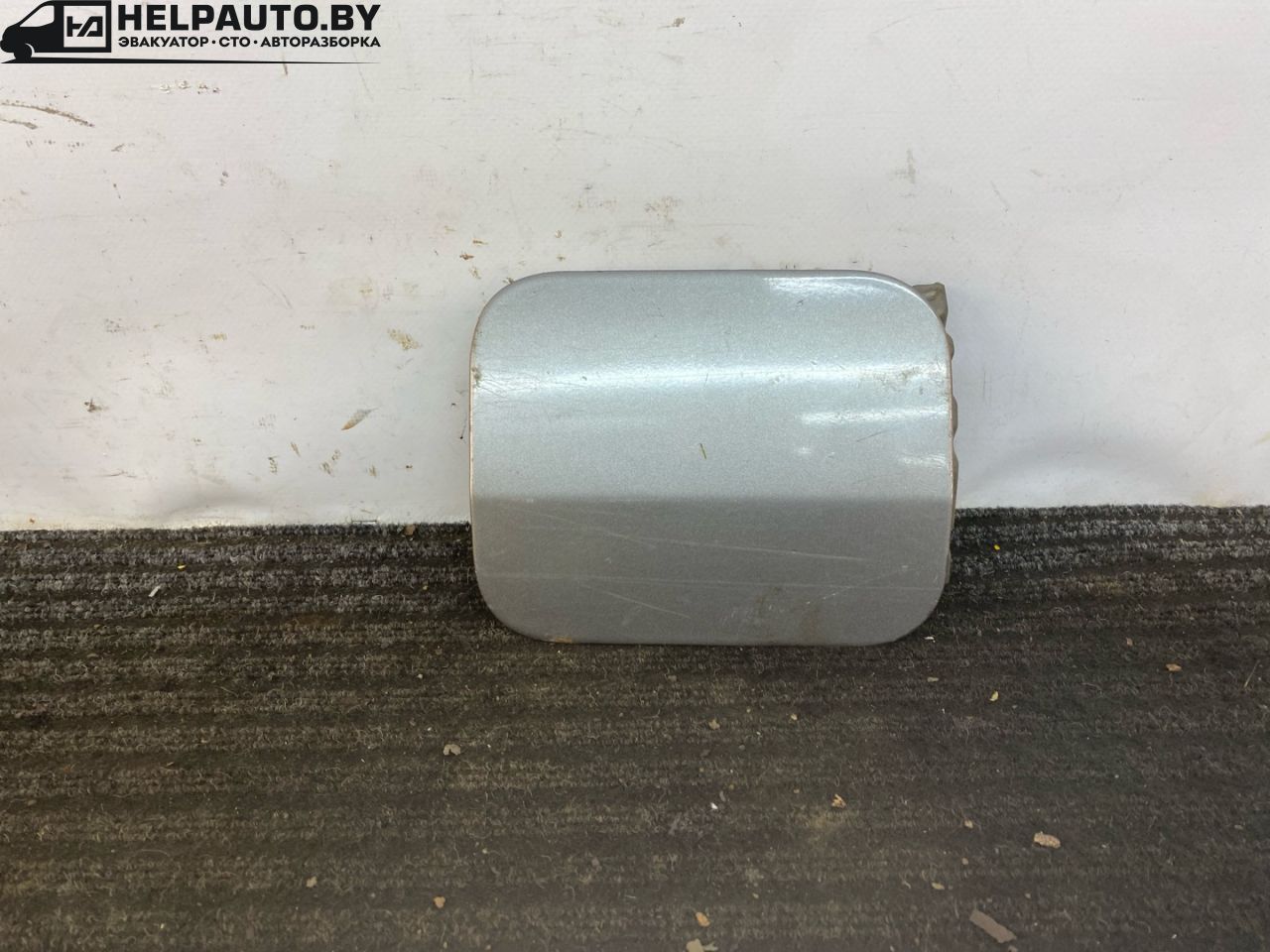 лючок топливного бака Audi 80 B3 89/B3 1987, 1.8 л., бензин, МКПП, серый, седан, передний привод - фото №1