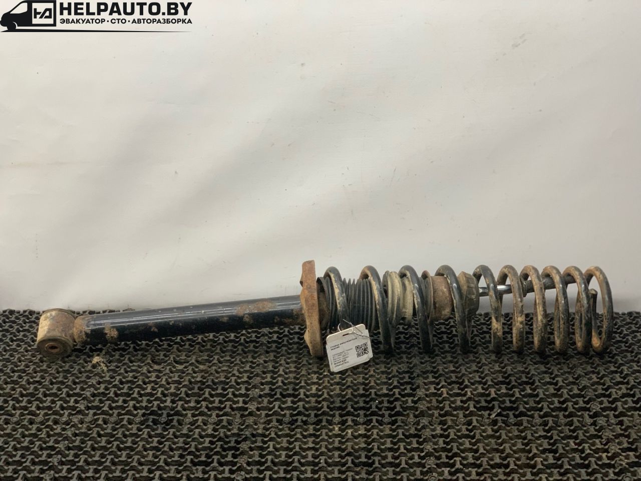 стойка задняя Volkswagen Passat B3 1988, 1.8 л., бензин, МКПП, белый, седан, передний привод - фото №1