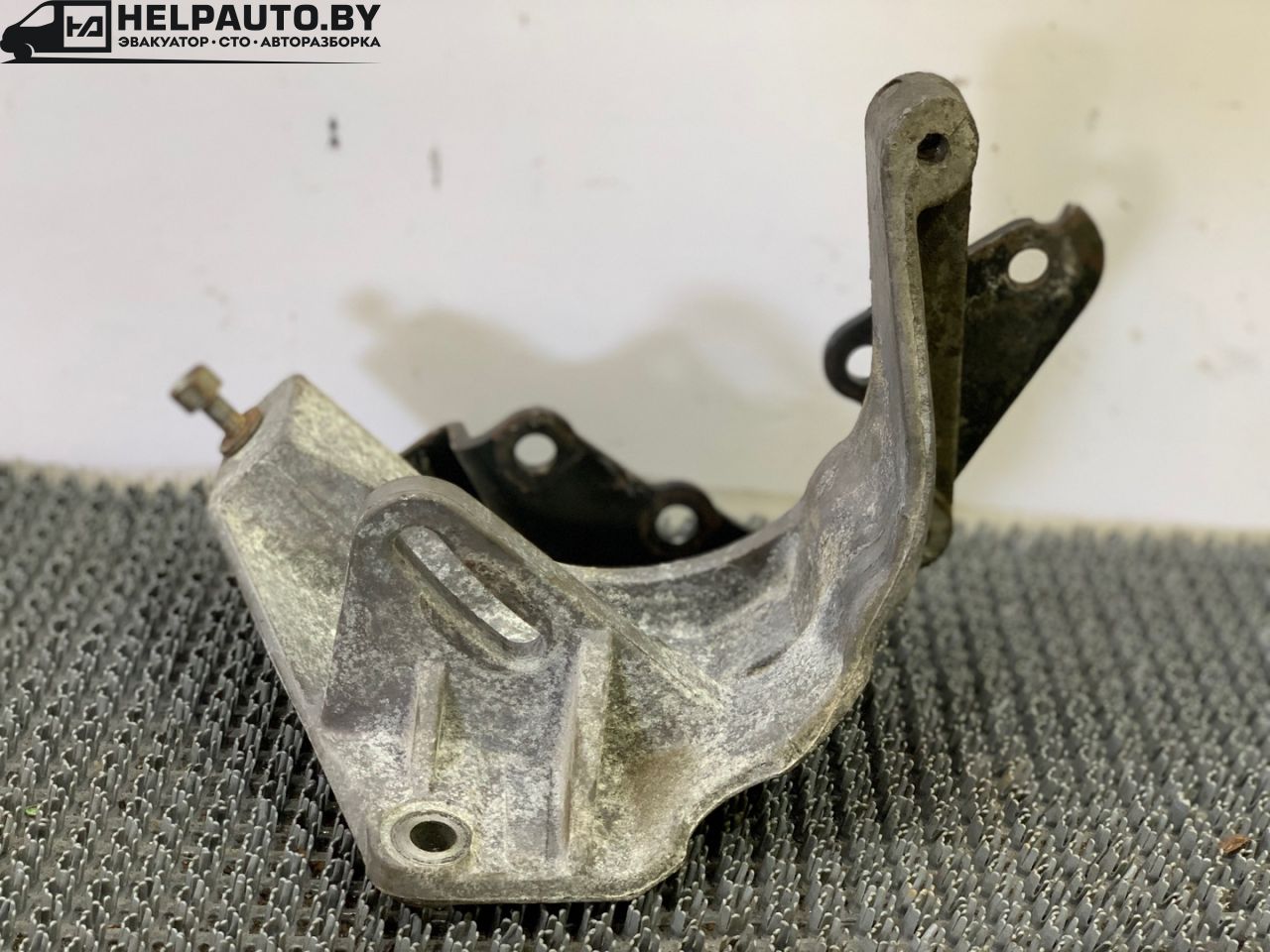 кронштейн генератора Dodge Caravan 3 поколение RG 1999, 2.4 л., EDZ, бензин, АКПП - фото №1