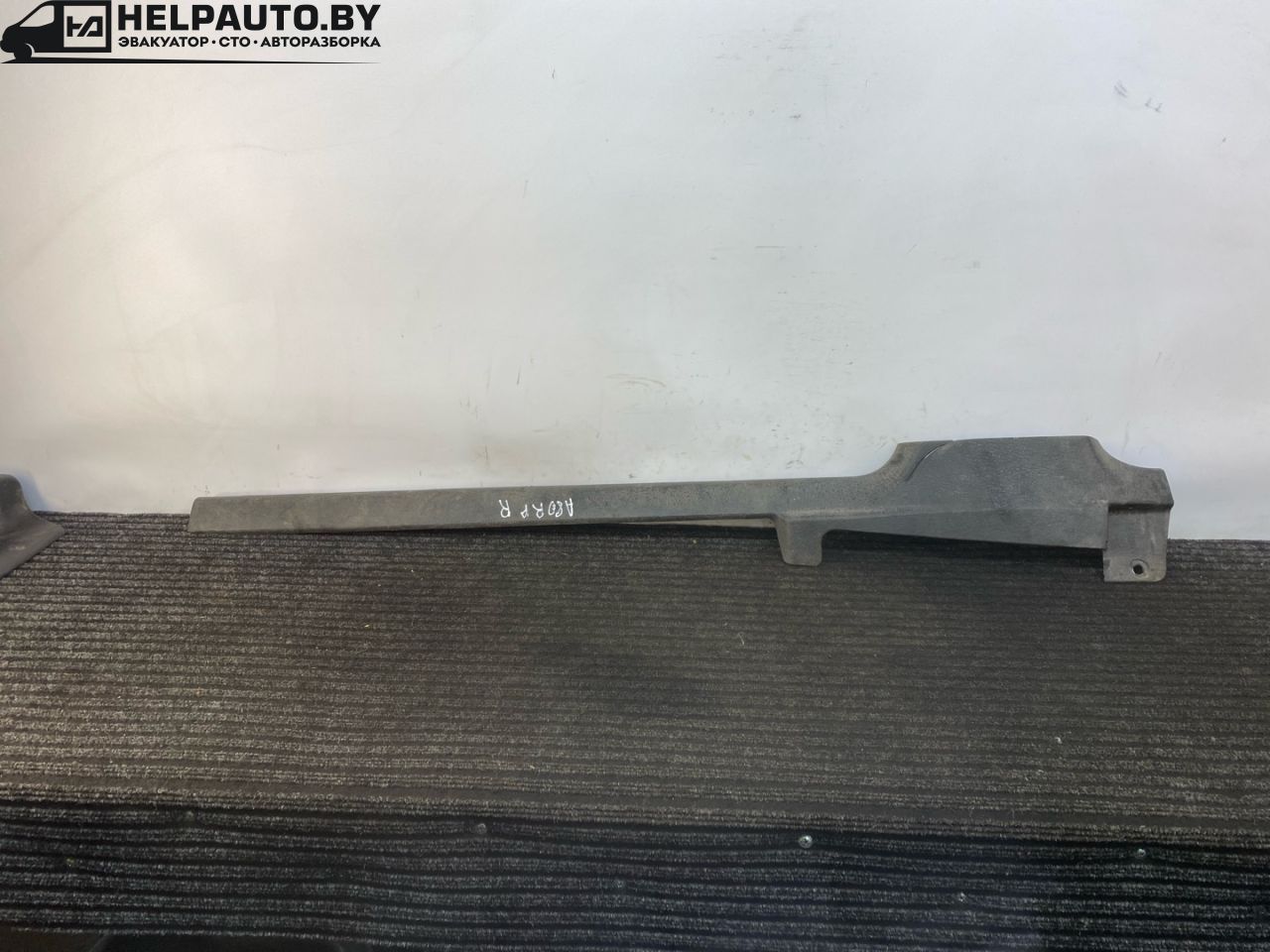 пластик Audi 80 B3 89/B3 1987, 1.8 л., бензин, МКПП, серый, седан, передний привод, 893853960 - фото №1