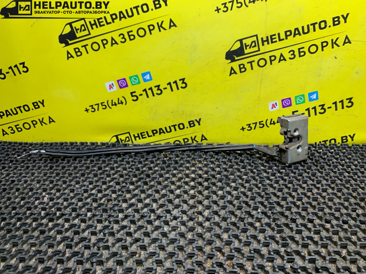 замок двери задней правой Audi 100 С3 1986, 1.8 л., бензин, МКПП, белый, универсал, передний привод - фото №1