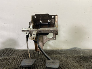 узел педальный (блок педалей) Nissan Bluebird T12/T72 1987, 2.0 л., бензин, МКПП, бордовый, хетчбэк 5 дв., передний привод