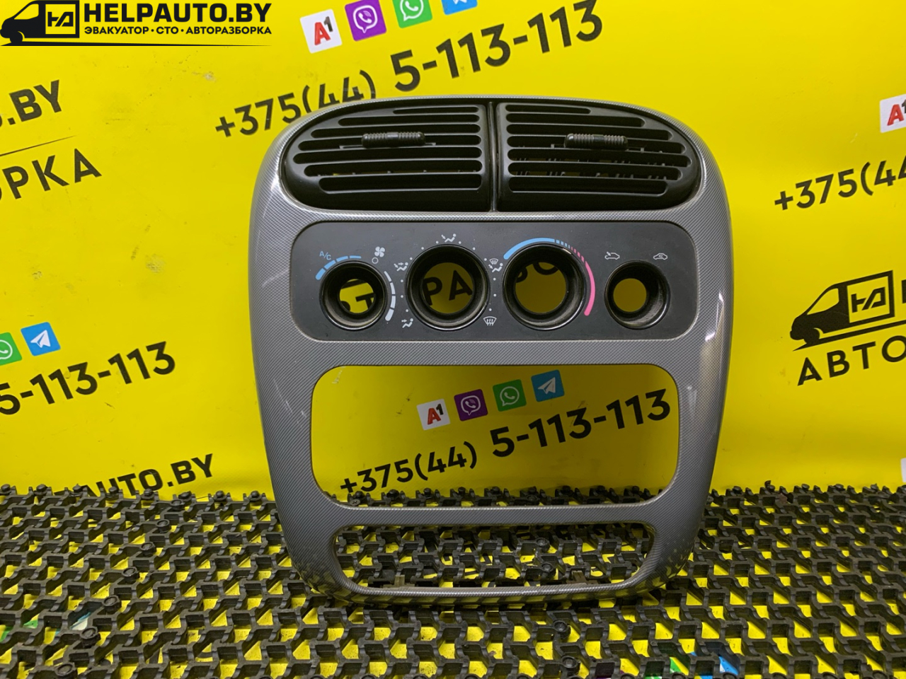 накладка на торпедо (консоль) Dodge Neon 2 поколение 2000, 2.0 л., ECH, бензин, АКПП, белый - фото №1